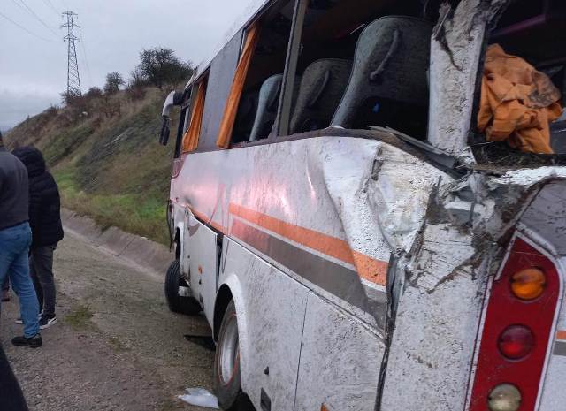 Balıkesir'de servis minibüsü kazası: 26 Yaralı