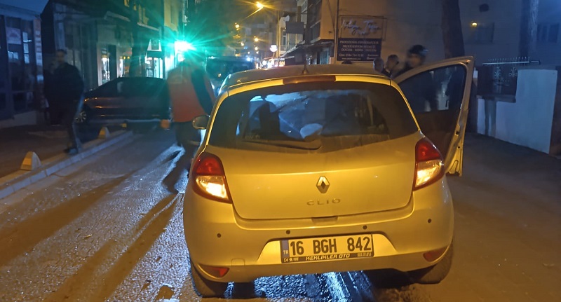 Balıkesir'de otomobiller çarpıştı: 3 yaralı