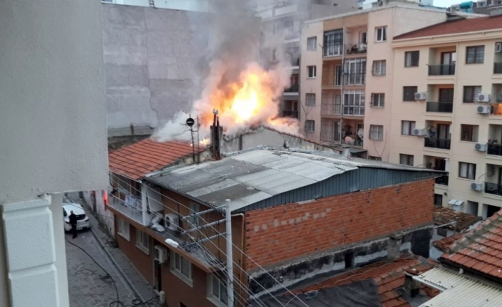 İzmir’de ev yangını mahalleliyi sokağa döktü