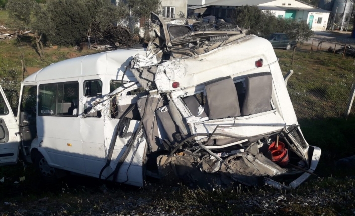 Tır, yolcu minibüsünü biçti: 1’i ağır 3 yaralı