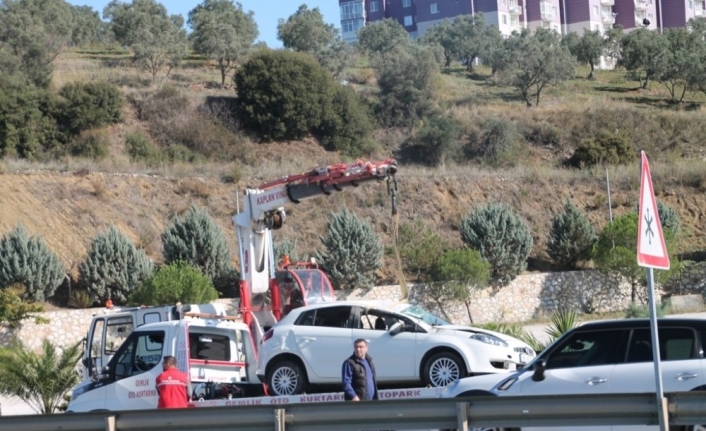 Kontrolünü kaybeden otomobil ağaca çıktı