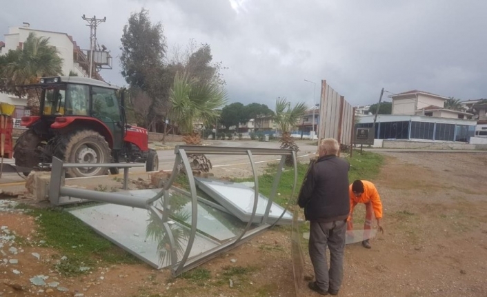 Ayvalık’ta şiddetli yağış ve fırtına etkili oldu