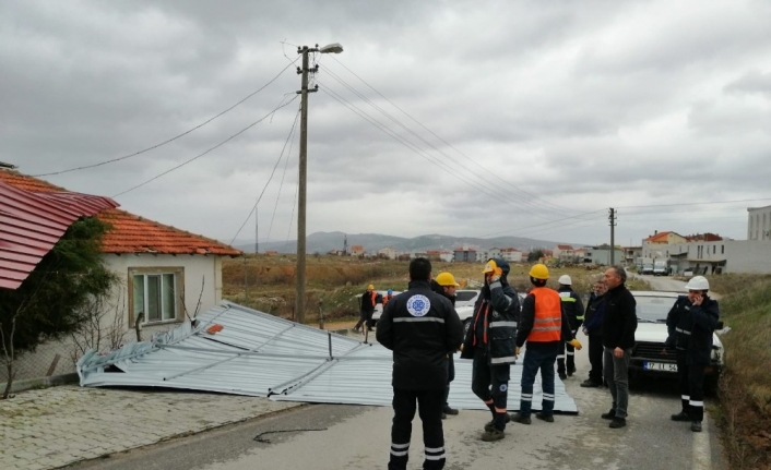 Biga’da fırtınanın etkisiyle adliyenin çatısı uçtu