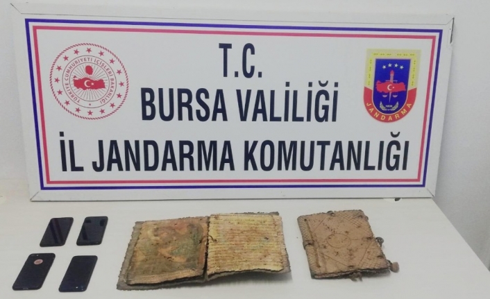 Bin yıllık İncil’i satarken yakalandılar