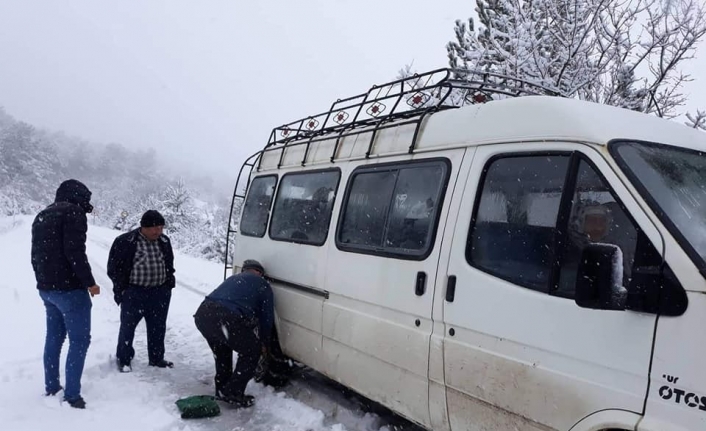 Dursunbey’in yüksek kesimleri beyaza büründü