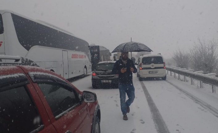 Yoğun kar ve TIR kazaları Bursa Ankara karayolunu trafiğe kapattı