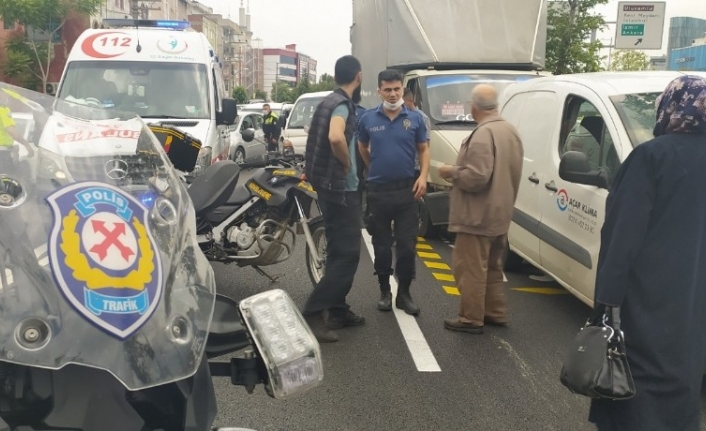 Kadın yola atladı, 5 araç birbirine girdi