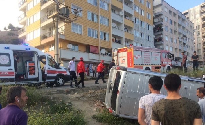 Kontrolünü kaybeden araç yol kenarına devrildi