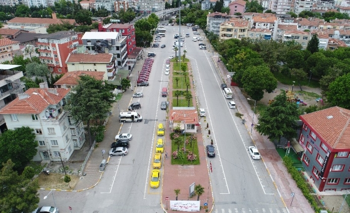 Altıeylül’de pazarcı esnafı yeni kurulan pazarda