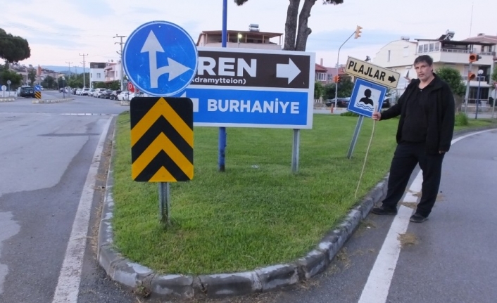 Burhaniye’de yön tabelası şaşırtıyor