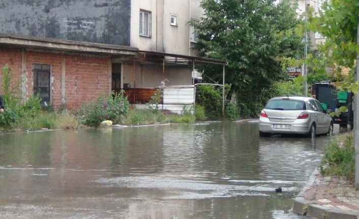 Sağanak yağmur hayatı felç etti