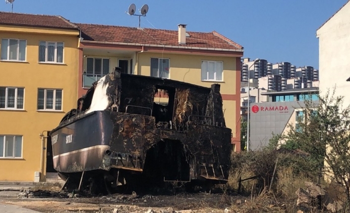 Gemlik’de lüks yat alev alev yandı