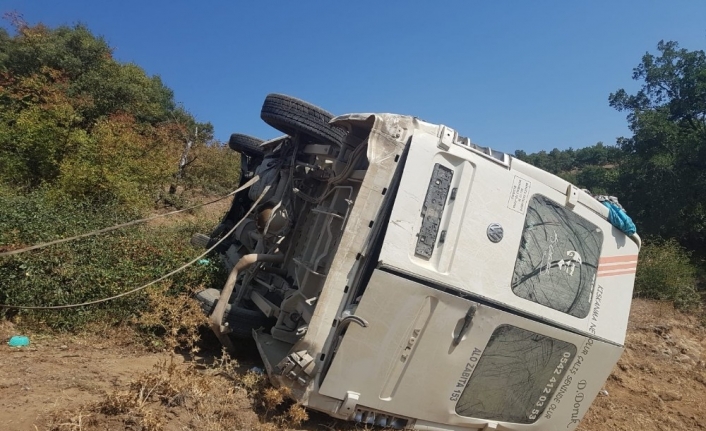 Balıkesir’de minibüs şarampole devrildi: 14 yaralı