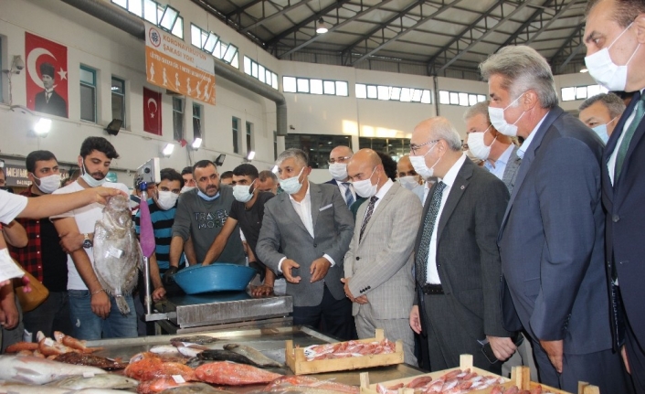 İzmir’in balık halinde hem hareket hem bereket var