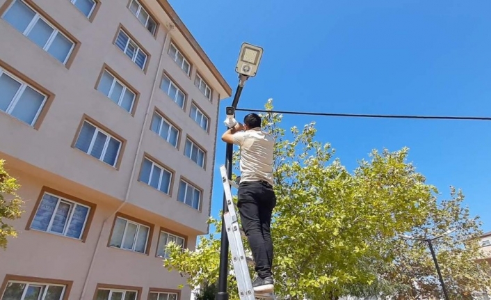 Muhtar mahallesini kamerayla  izliyor