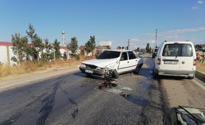 2 aracın arasında kalan motosiklet sürücüsü yaralandı