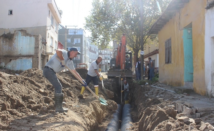 Burhaniye’de yağmur suyu kanalları yenileniyor