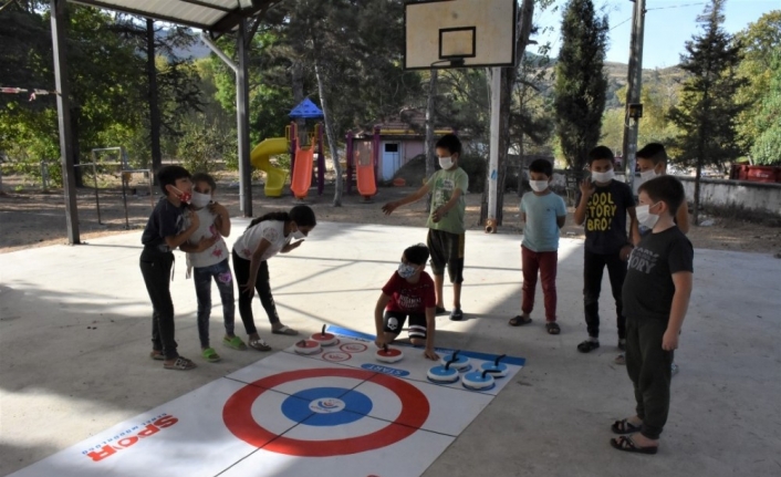 Köyde çocuklar curling oynadı