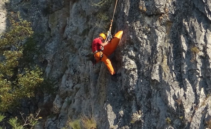 Kanyondan yuvarlanan dağcıyı kaskı ölümden kurtardı