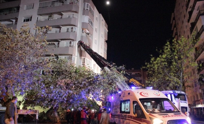 Yan yatan binada arama kurtarma çalışmaları devam ediyor