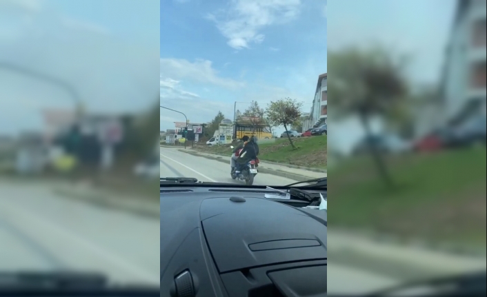 Bir motosiklette 4 kişinin tehlikeli yolculuğu