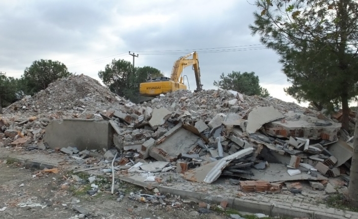 Burhaniye’de öğretmen evi yıkıldı