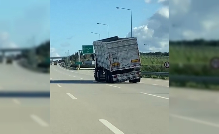 Bursa’da dorsesi yan yatmış tırın tehlikeli yolculuğu kamerada