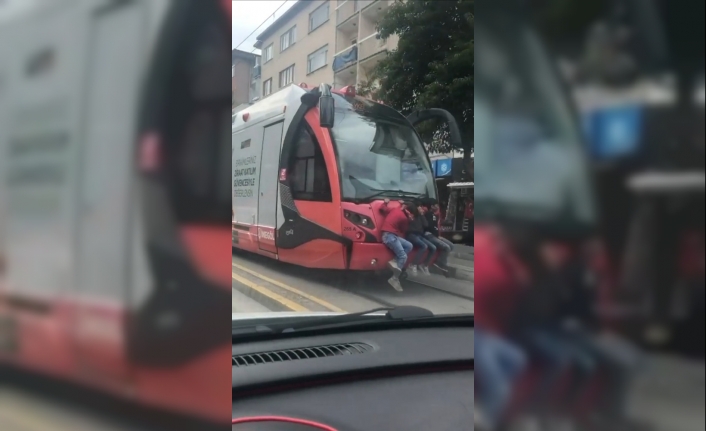Bursa’da tramvay arkasında tehlikeli yolculuk