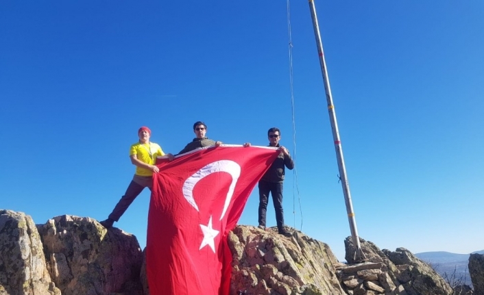 Dağ yöresinin zirvesindeki bayrak yenilendi