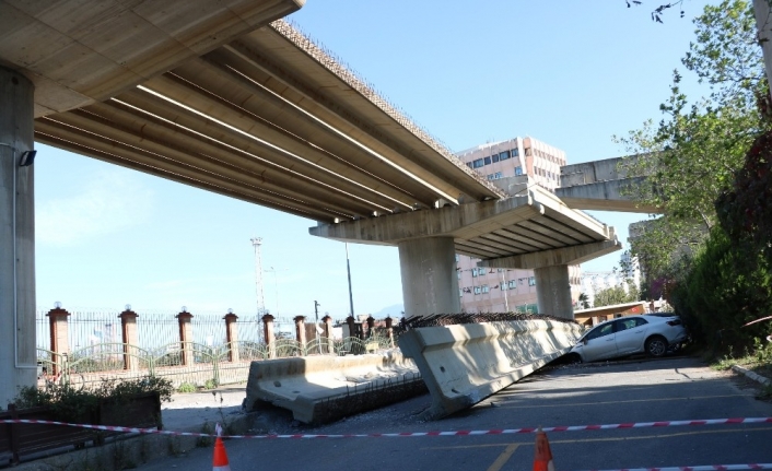 Depremde dev beton blokların araçların üzerine düşme anı