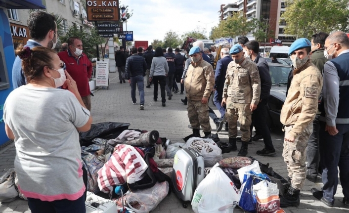 İzmir’de hasarlı binalardan tahliyeler devam ediyor