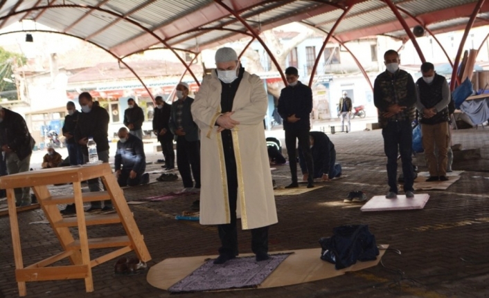 Ayvalık’ta kapalı pazar yerinde cuma namazında yağmur duası