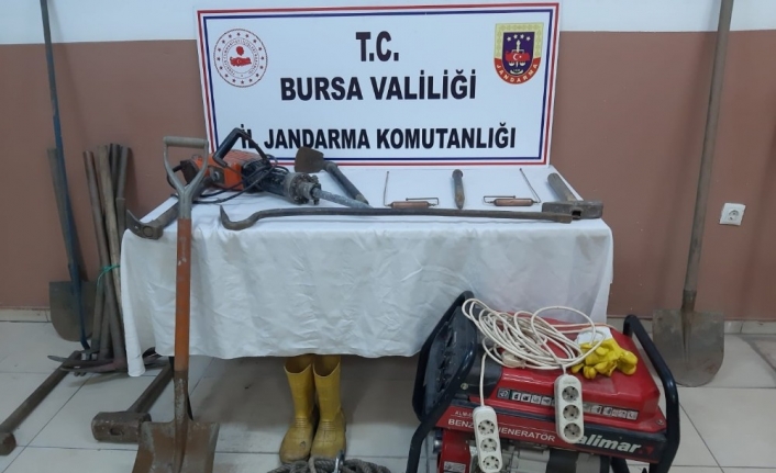 Bursa’da define avcıları kazdıkları kuyuda yakalandı