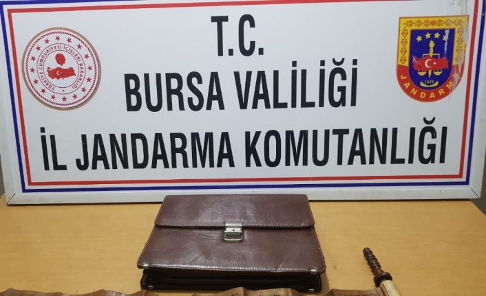 Bursa’da tarihi eser kitabı jandarmaya satarken suçüstü yakalandılar