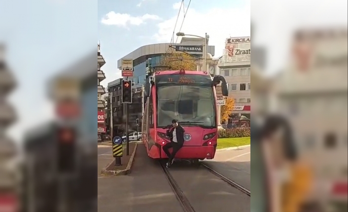 Bursa’da tramvay arkasında tehlikeli yolculuk