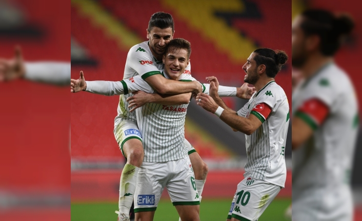 Bursaspor imkansızlıklara rağmen geçen sezonu yakalıyor