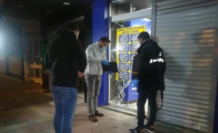 İzmir’de 3 bisikletli hırsız iş yerinden 25 cep telefonu çaldı