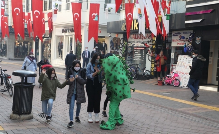 Korona virüs kılığına girdi, kurallara uymayanların arasına böyle daldı