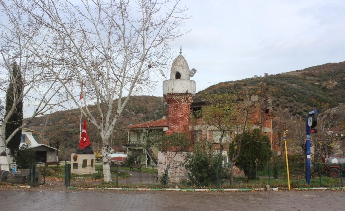 Köy meydanındaki camisiz minare büyük ilgi çekiyor