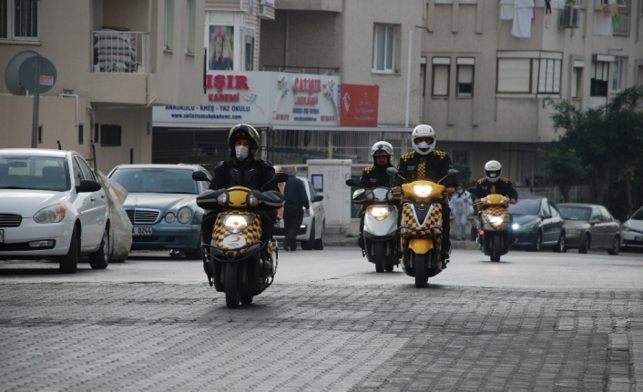 Motorlu kuryelerden müşterilere maske uyarısı