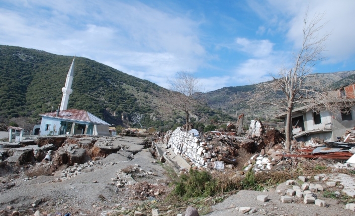 Heyelan bölgesindeki yarıklar, yağış sonrası derinleşti