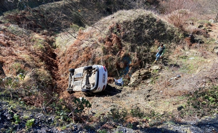 Otomobille uçurumdan uçtu, burnu bile kanamadı