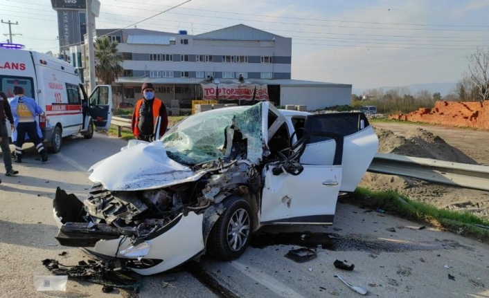 Hurdaya dönen otomobilden sağ çıktılar