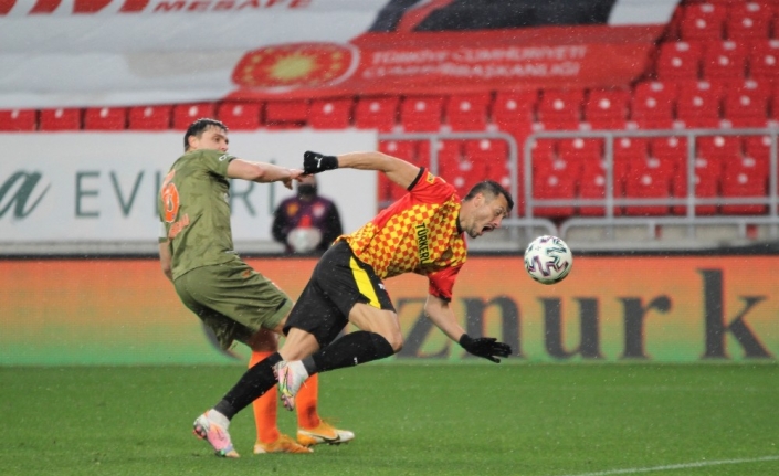 Süper Lig: Göztepe: 2 - Medipol Başakşehir: 1 (Maç Sonucu)