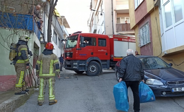 Terasta yaktığı mangal, itfaiyeyi harekete geçirdi, mahalleli sokağa döküldü