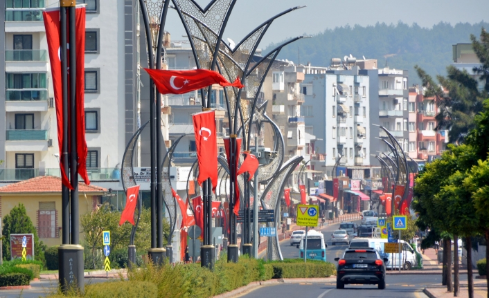 Aliağa, Büyük Zafer için Bayraklarla donattı.