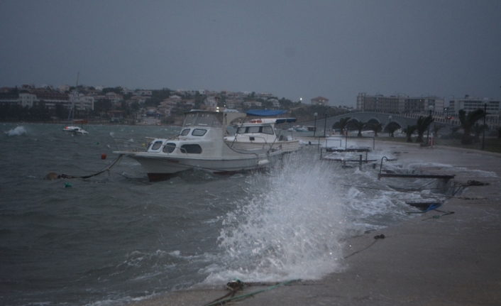 Ayvalık’ta fırtına 4 balıkçı teknesini batırdı