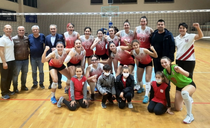 Voleybolda Ayvalıkgücü ligin güçlü ekibi Nilüfer’i devirdi