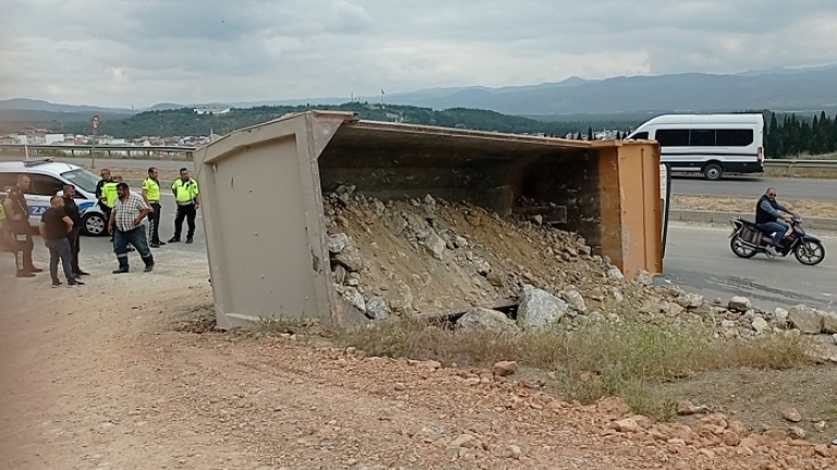 Edremit’te hafriyat kamyonu su kanalına düştü: 1 yaralı