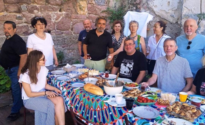 Ayvalık’ın Sakarya Mahallesi bahçesinde geleneksel kahvaltı